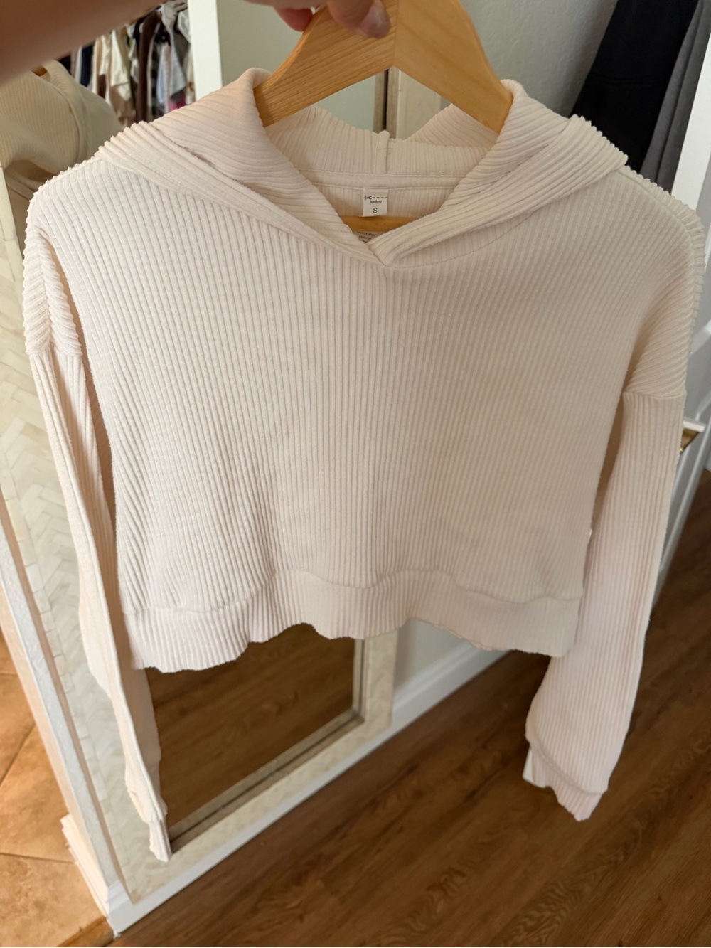 Alo Muse Cream Ribbed Cropped Hoodie - Picture 3 of 7